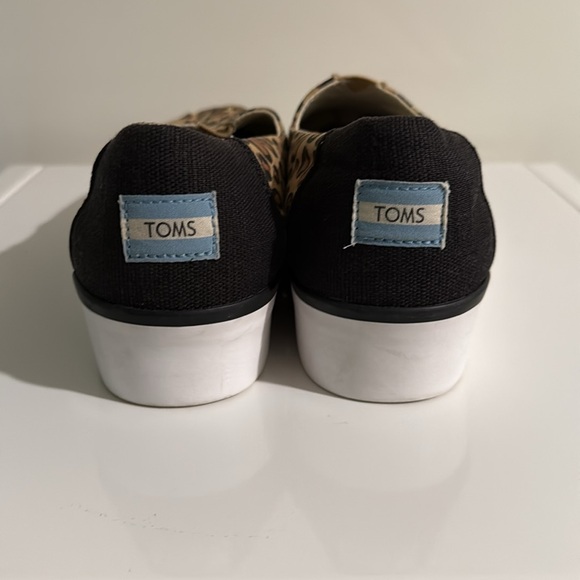 Toms women's Black and Leopard Slip-On Shoes size 8 - Picture 3 of 8